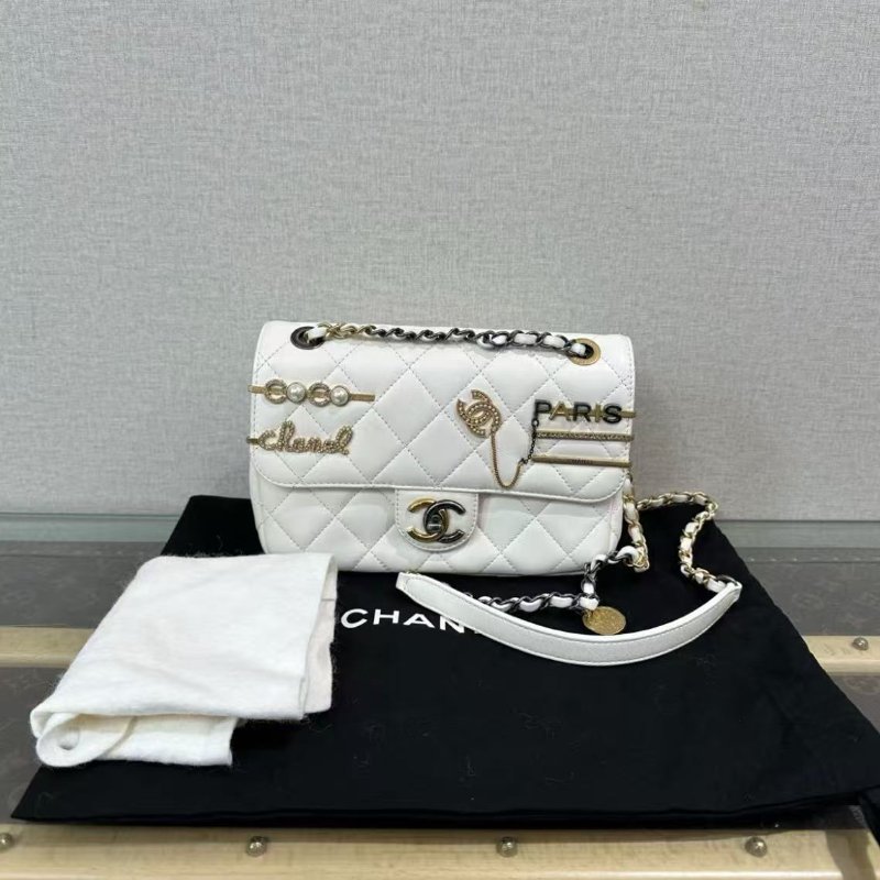 ✨CHANEL 白色鴛鴦扣徽章CF鍊條包 22*14*8 全新閒置配件塵袋-3