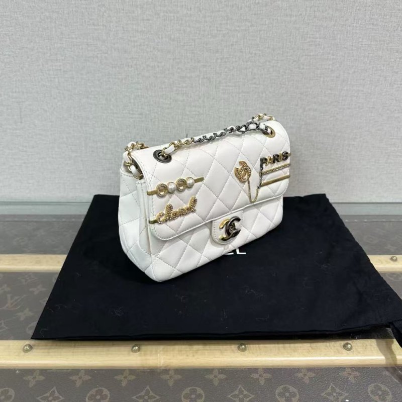 ✨CHANEL 白色鴛鴦扣徽章CF鍊條包 22*14*8 全新閒置配件塵袋-4