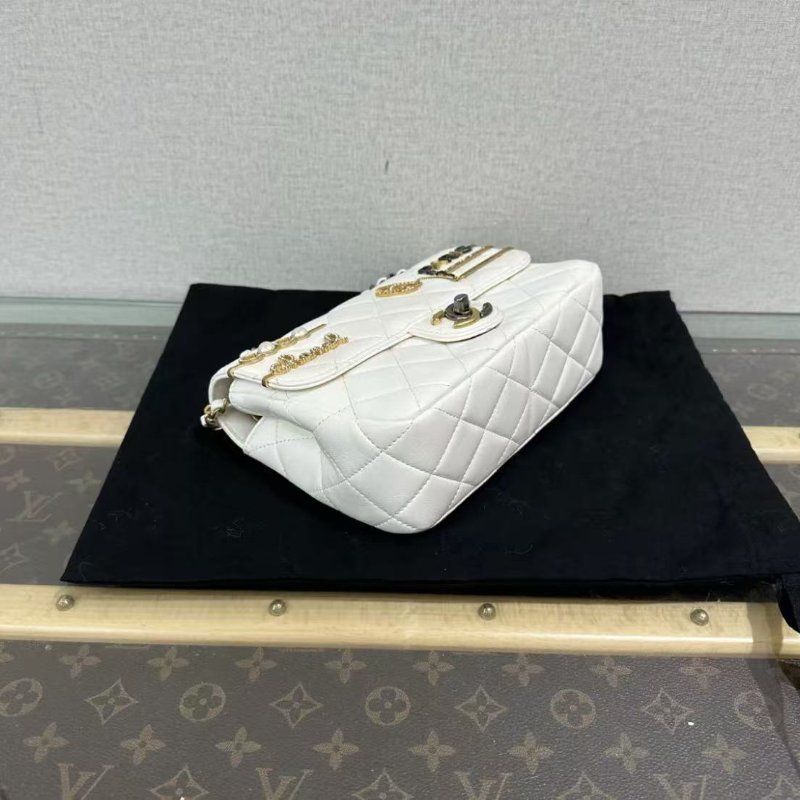✨CHANEL 白色鴛鴦扣徽章CF鍊條包 22*14*8 全新閒置配件塵袋-7