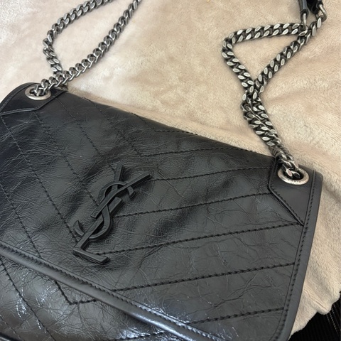 誠可議價🌟 SAINT LAURENT YSL Niki 黑色 中號 新款D扣 可放平版 上課、上班用適合～