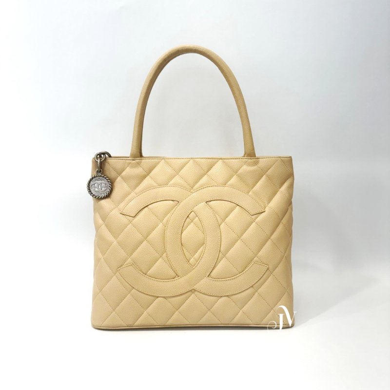 CHANEL 奶茶色荔枝牛皮方型銀幣包A01804-0