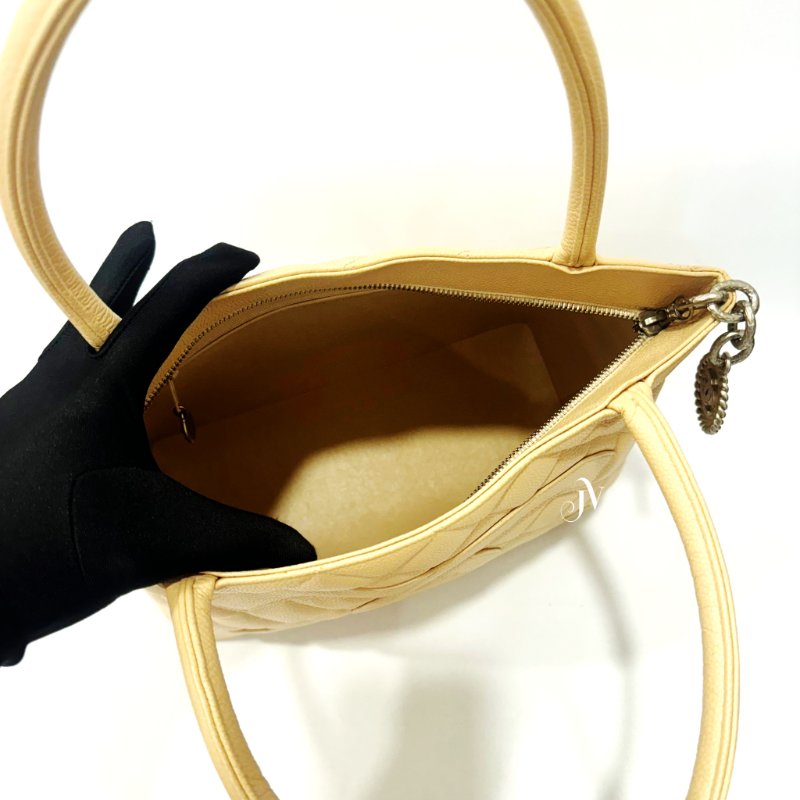 CHANEL 奶茶色荔枝牛皮方型銀幣包A01804-5