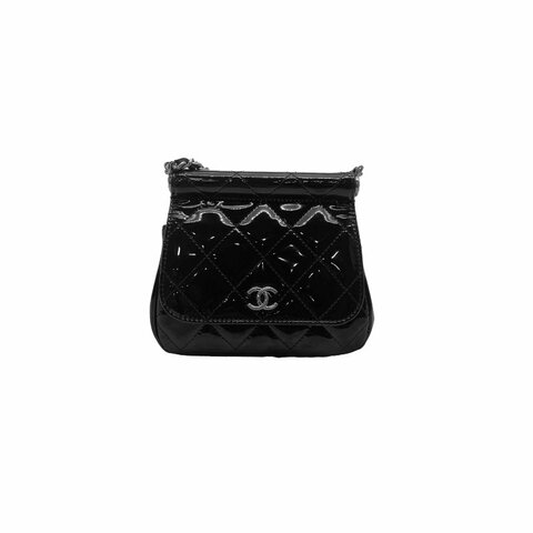 CHANEL 黑色漆皮菱格斜背包