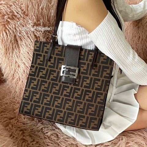Fendi 老花推特腋下包