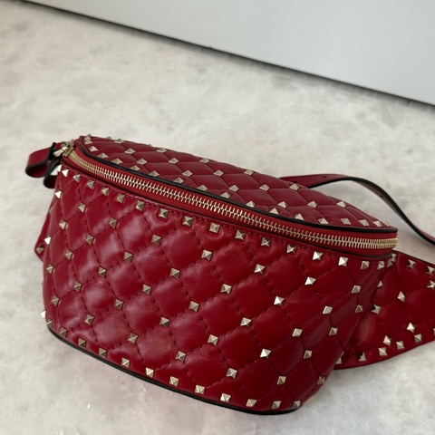 Valentino Rockstud Spike Belt Bag｜紅色絎縫牛皮釘飾腰包