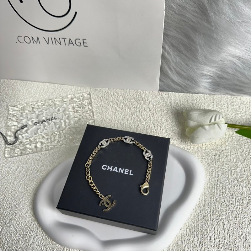 CHANEL LOGO 鑲鑽手鍊-1