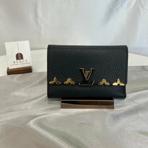 LV M82764 黑Capucines金屬邊三折中夾