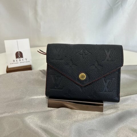 LV M83590 深藍壓紋Victorine短夾