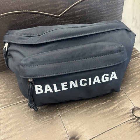 Balenciaga黑色白字Logo尼龍腰包