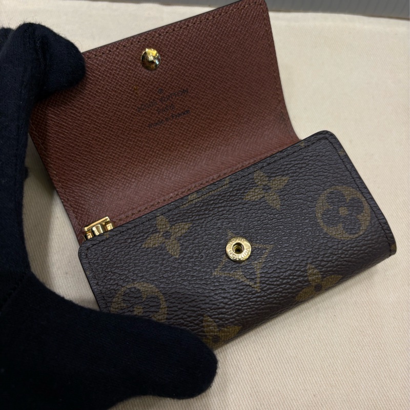 Lv 老花基本款 6孔鎖包-4