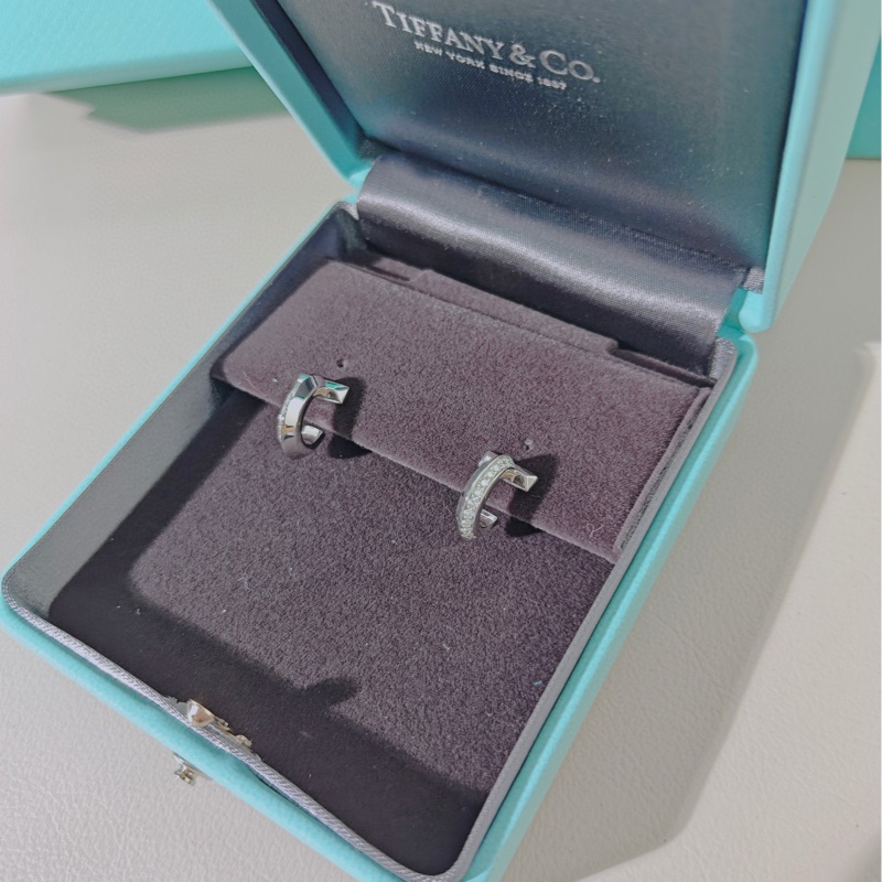 Tiffany蒂芙尼 T系列 18K白金镶钻T1圈形耳环-3