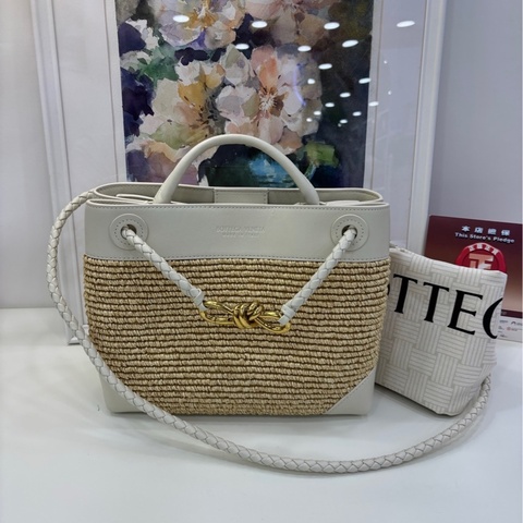 Bottega Veneta 女士 小號Andiamo單肩包均碼小號、原價三萬多 size：25cm*10cm*20cm  25年新款