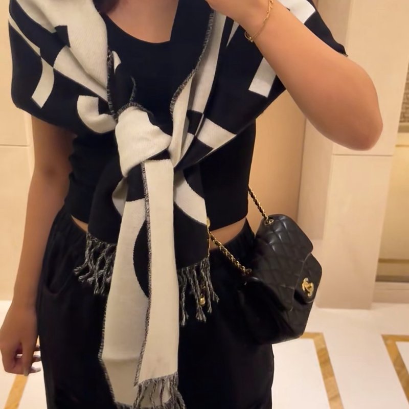 CHANEL 24K黑白拚色圍巾-1