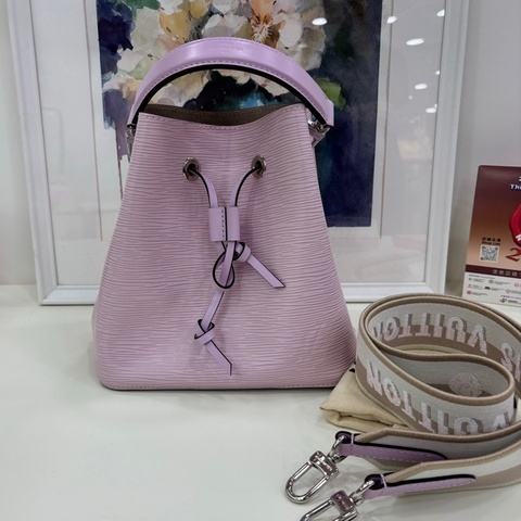 LV epi Neonoe BB 水桶包，21年春夏限定，寬肩帶，芯片款，超美粉色 99新近閒置