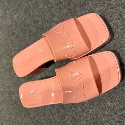 Gucci 粉紅涼鞋