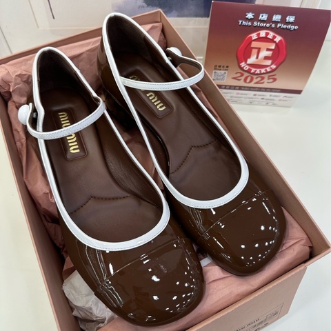 Miu Miu 女士 25新款雙色漆皮瑪麗珍鞋 碼數：38.5碼  跟高: 3.5cm