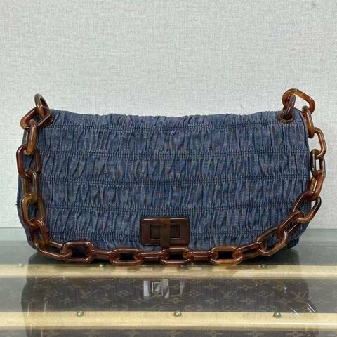 ✨PRADA 牛仔皺褶壓克力腋下鍊條包 35*18*6 98新 配件塵袋