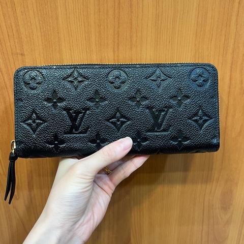 LV 黑牛皮壓紋Clemence金釦ㄇ拉8卡長夾M60171
