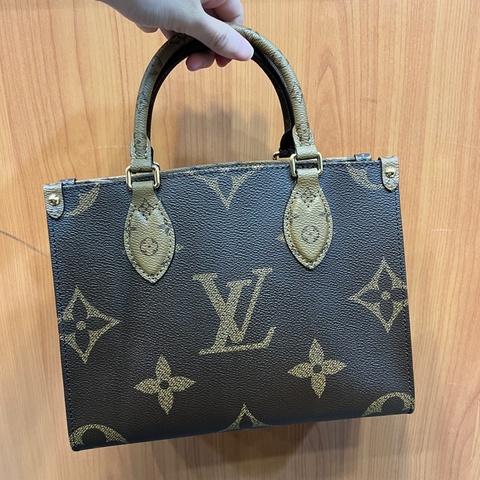 LV 雙色原花On the go PM金釦手提斜背包M46373