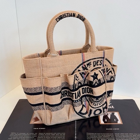 Dior迪奧 亞麻刺繡徽章塗鴉小tote菜籃子 尺寸約20*20*11(包口27) 休閒時髦 夏天必備度假風⛱️