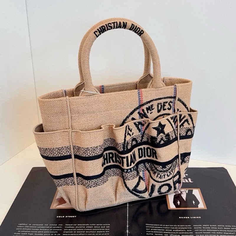Dior迪奧 亞麻刺繡徽章塗鴉小tote菜籃子 尺寸約20*20*11(包口27) 休閒時髦 夏天必備度假風⛱️-0