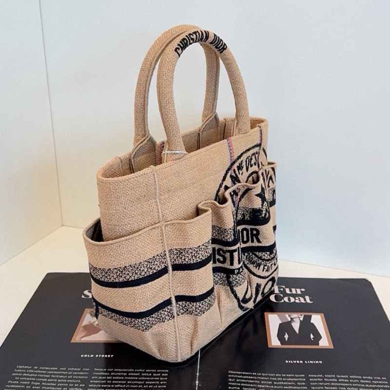 Dior迪奧 亞麻刺繡徽章塗鴉小tote菜籃子 尺寸約20*20*11(包口27) 休閒時髦 夏天必備度假風⛱️-1