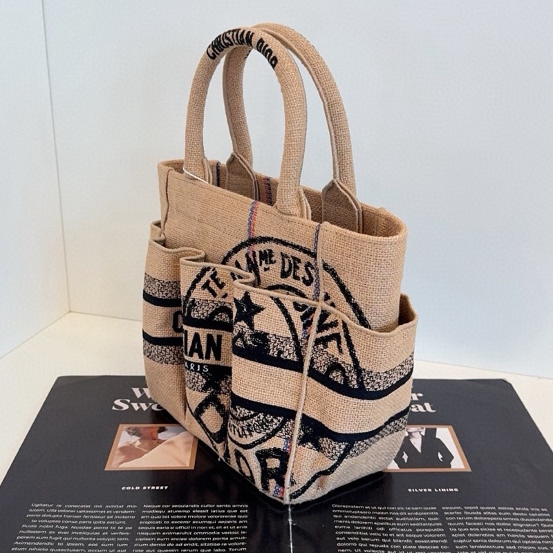 Dior迪奧 亞麻刺繡徽章塗鴉小tote菜籃子 尺寸約20*20*11(包口27) 休閒時髦 夏天必備度假風⛱️-2