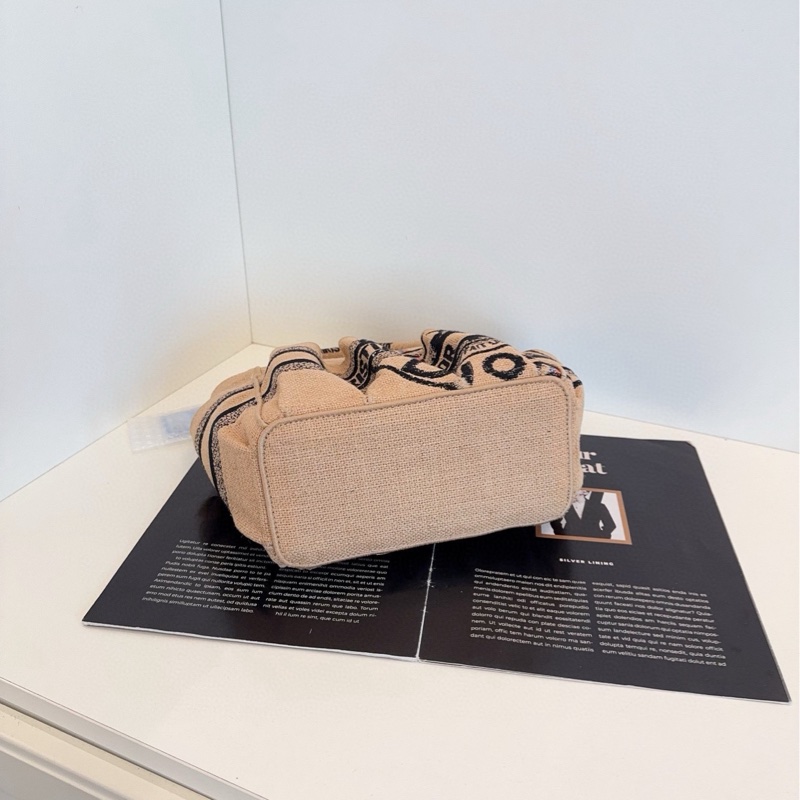 Dior迪奧 亞麻刺繡徽章塗鴉小tote菜籃子 尺寸約20*20*11(包口27) 休閒時髦 夏天必備度假風⛱️-6