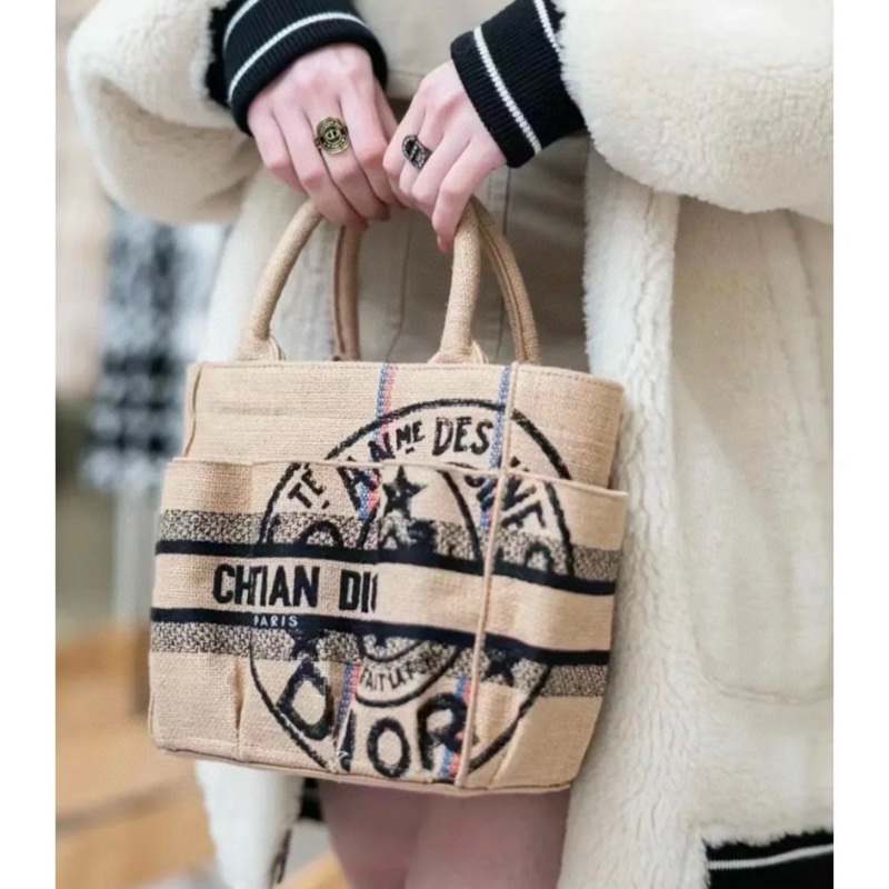 Dior迪奧 亞麻刺繡徽章塗鴉小tote菜籃子 尺寸約20*20*11(包口27) 休閒時髦 夏天必備度假風⛱️-8