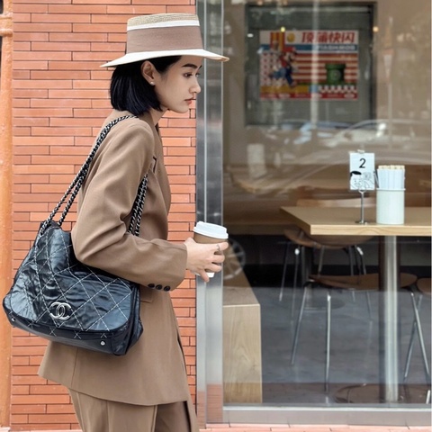 Chanel 香奈兒 黑銀外縫線 牛皮 機場南瓜鏈條包 慵懶之作 尺寸約33*23*17