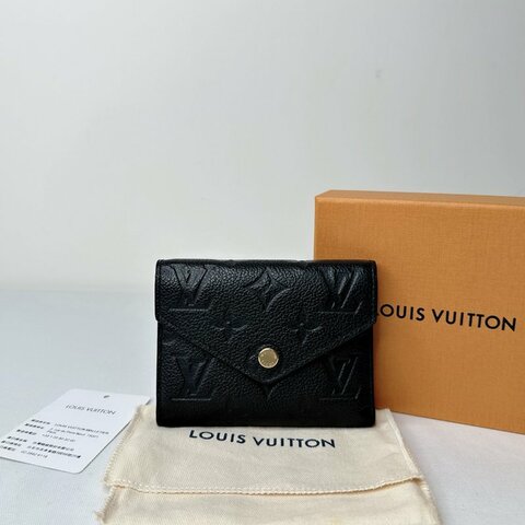 LV Victorine皮革壓紋三折短夾