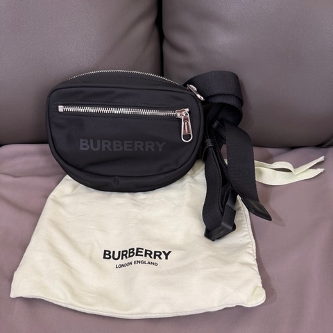 巴寶莉 BURBERRY灰字LOGO尼龍拉鍊胸腰兩用包(Black)