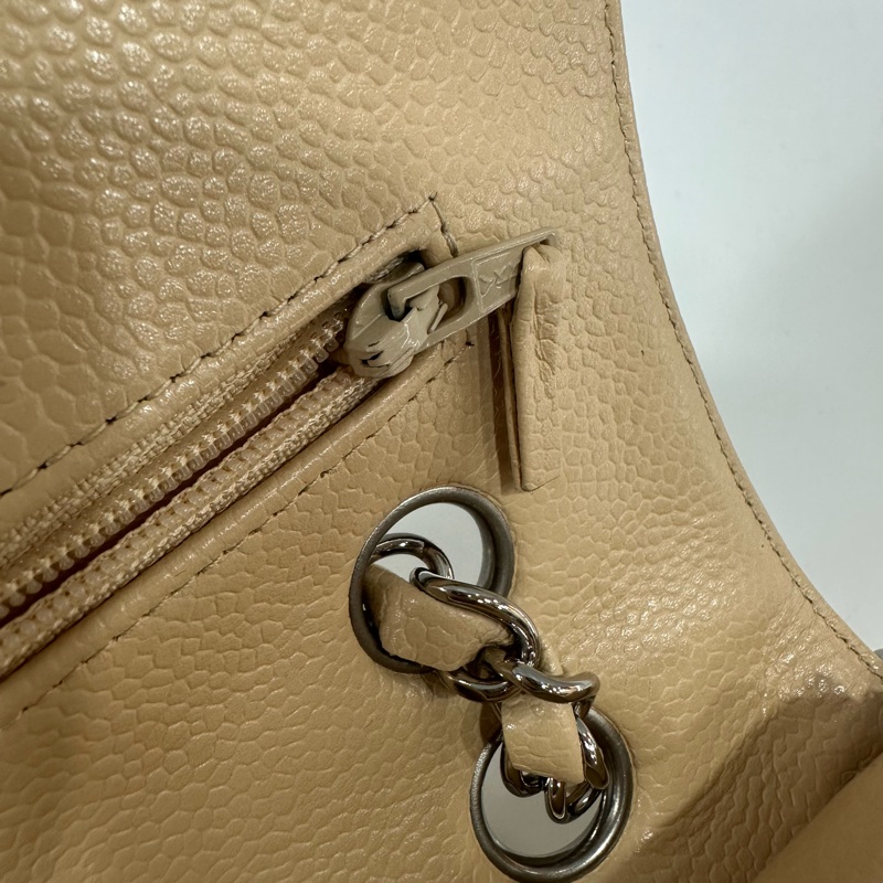 Chanel A01112 荔枝皮奶茶銀釦斜背包 coco 25-24