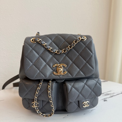 Chanel 全新小青蛙（大號）後背包 最剛好尺寸
