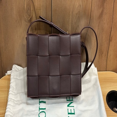 Bottega Veneta BV cassette 15格小羊皮編織包 酒紅色