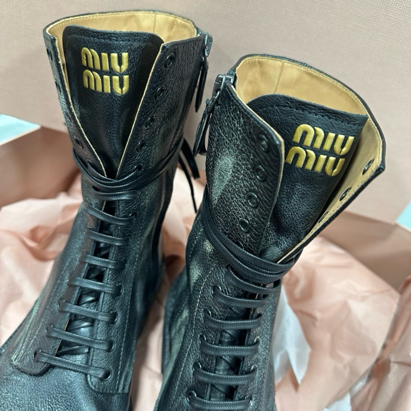 2025新品 Miu Miu 皮革綁帶短靴 黑色-2