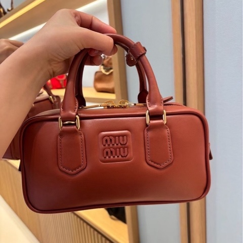 2025新品 Miu Miu Arcadie 皮革手袋 小號 鐵鏽紅色
