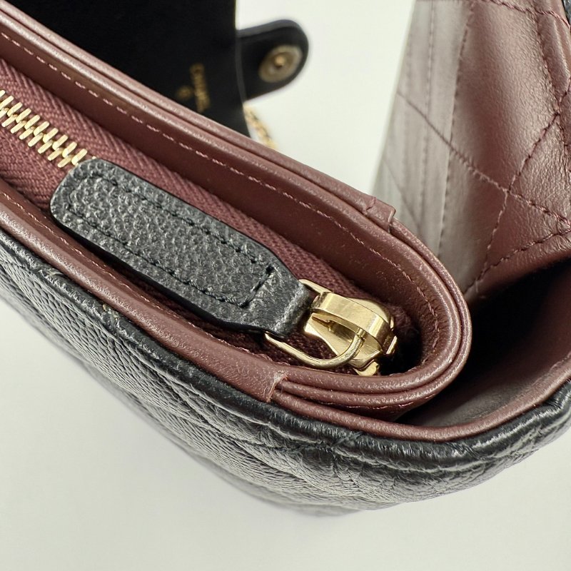 CHANEL-黑色淡金釦牛皮三折WOC-19