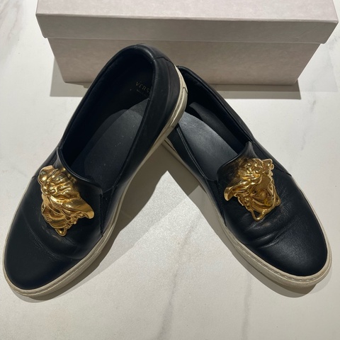 「JL精品代購」 Versace 金美杜莎頭 黑平底鞋