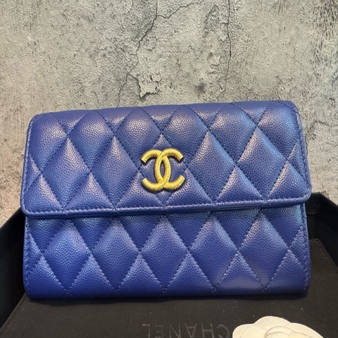 CHANEL香奈兒寶石藍金釦雙C三折長夾/皮夾