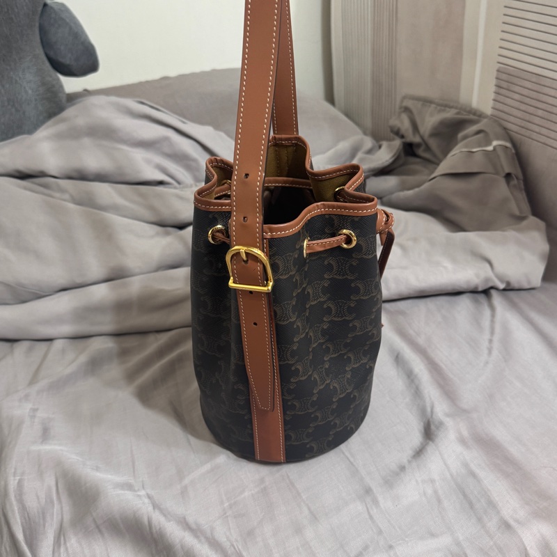 Celine老花抽繩水桶包-11