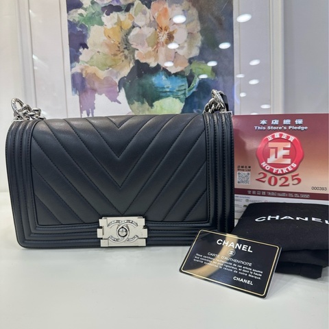 Chanel 香奈兒 黑銀V紋中號leboy 22開帶卡