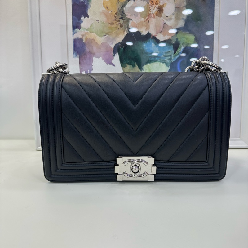 Chanel 香奈兒 黑銀V紋中號leboy 22開帶卡-1