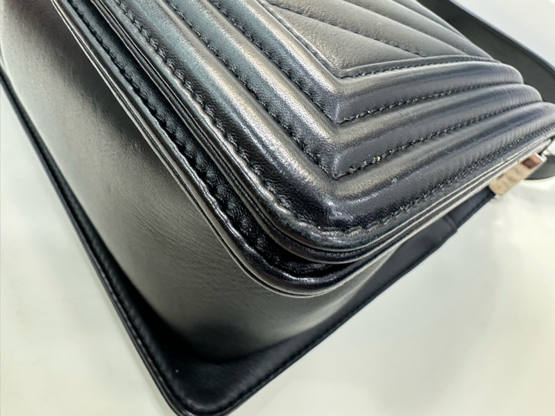 Chanel 香奈兒 黑銀V紋中號leboy 22開帶卡-9