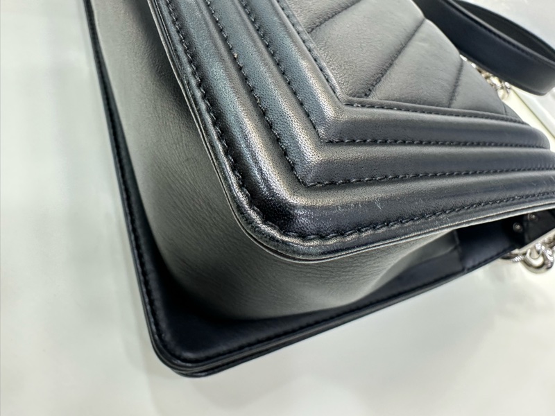 Chanel 香奈兒 黑銀V紋中號leboy 22開帶卡-10