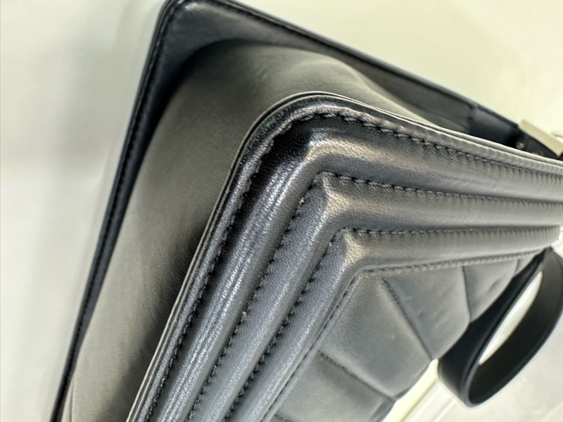 Chanel 香奈兒 黑銀V紋中號leboy 22開帶卡-11