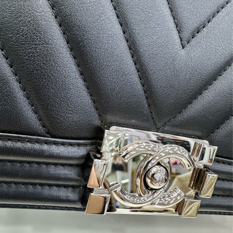 Chanel 香奈兒 黑銀V紋中號leboy 22開帶卡-12