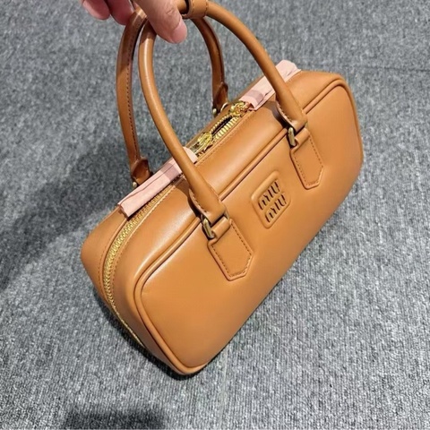 2025 新品 Miu Miu Arcadie皮革手袋 干邑色
