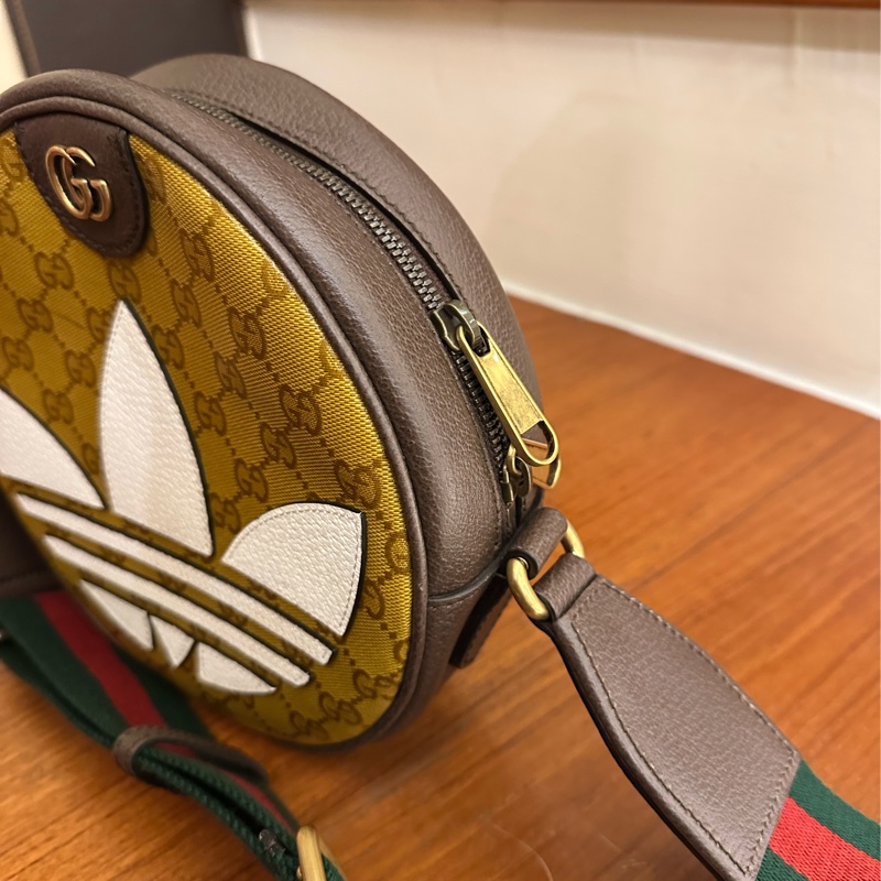 GUCCI 愛迪達聯名紅綠背帶圓餅斜背包-1