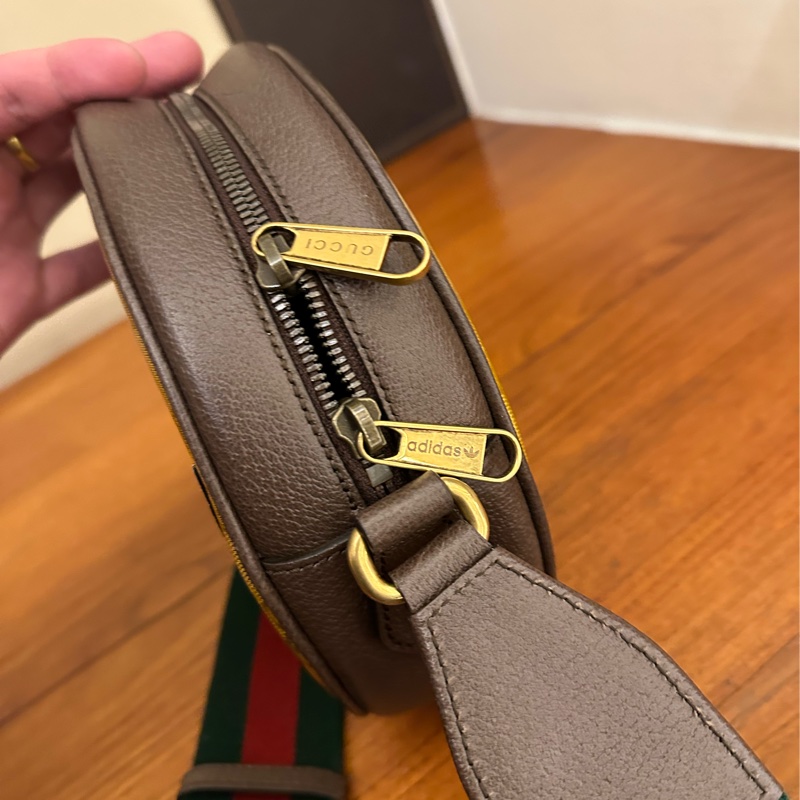 GUCCI 愛迪達聯名紅綠背帶圓餅斜背包-15